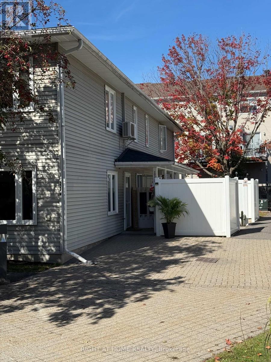 1033 Cummings Ave, Ottawa, ON K1J 9K6
