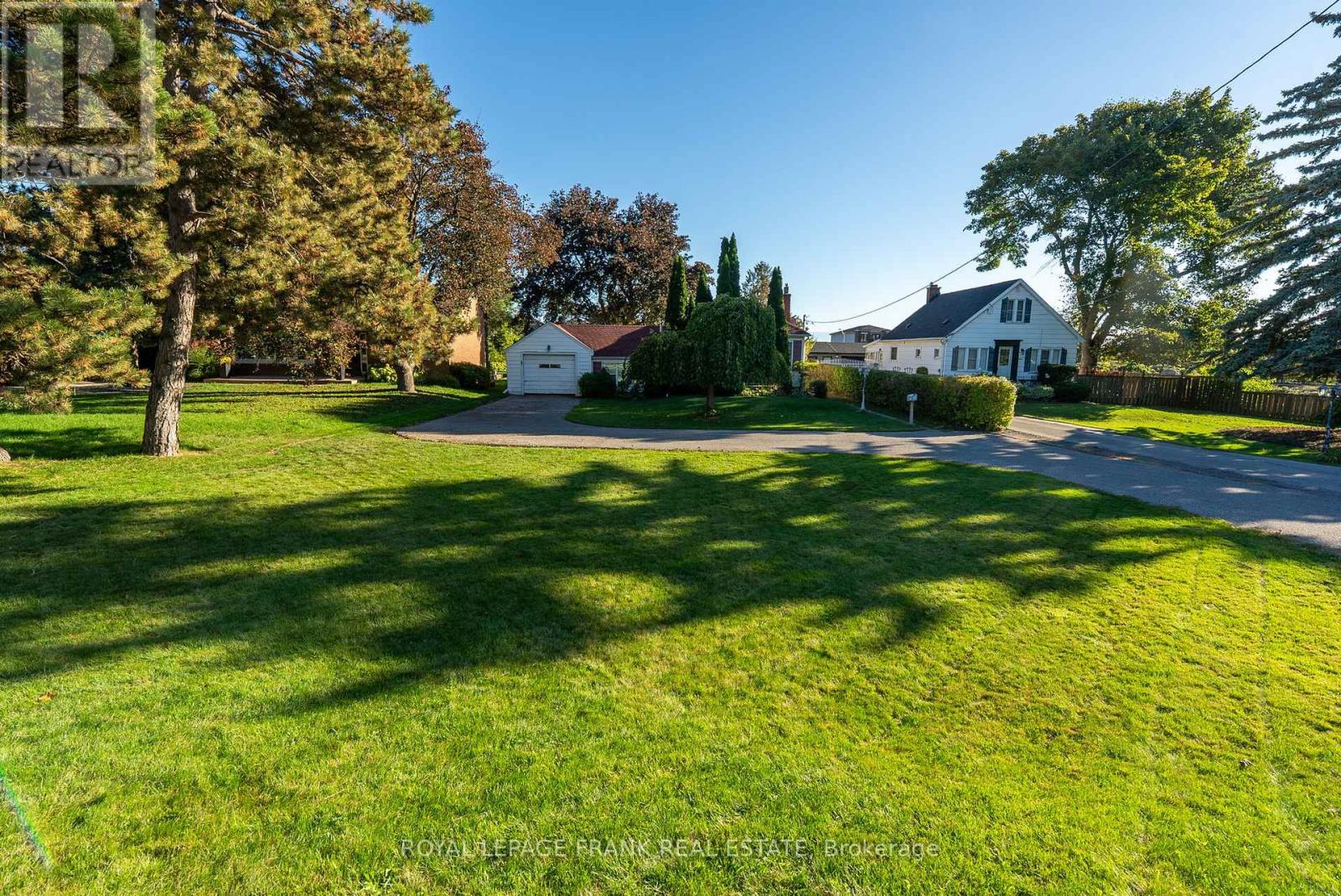 1033 King St E, Oshawa, ON L1H 1H4
