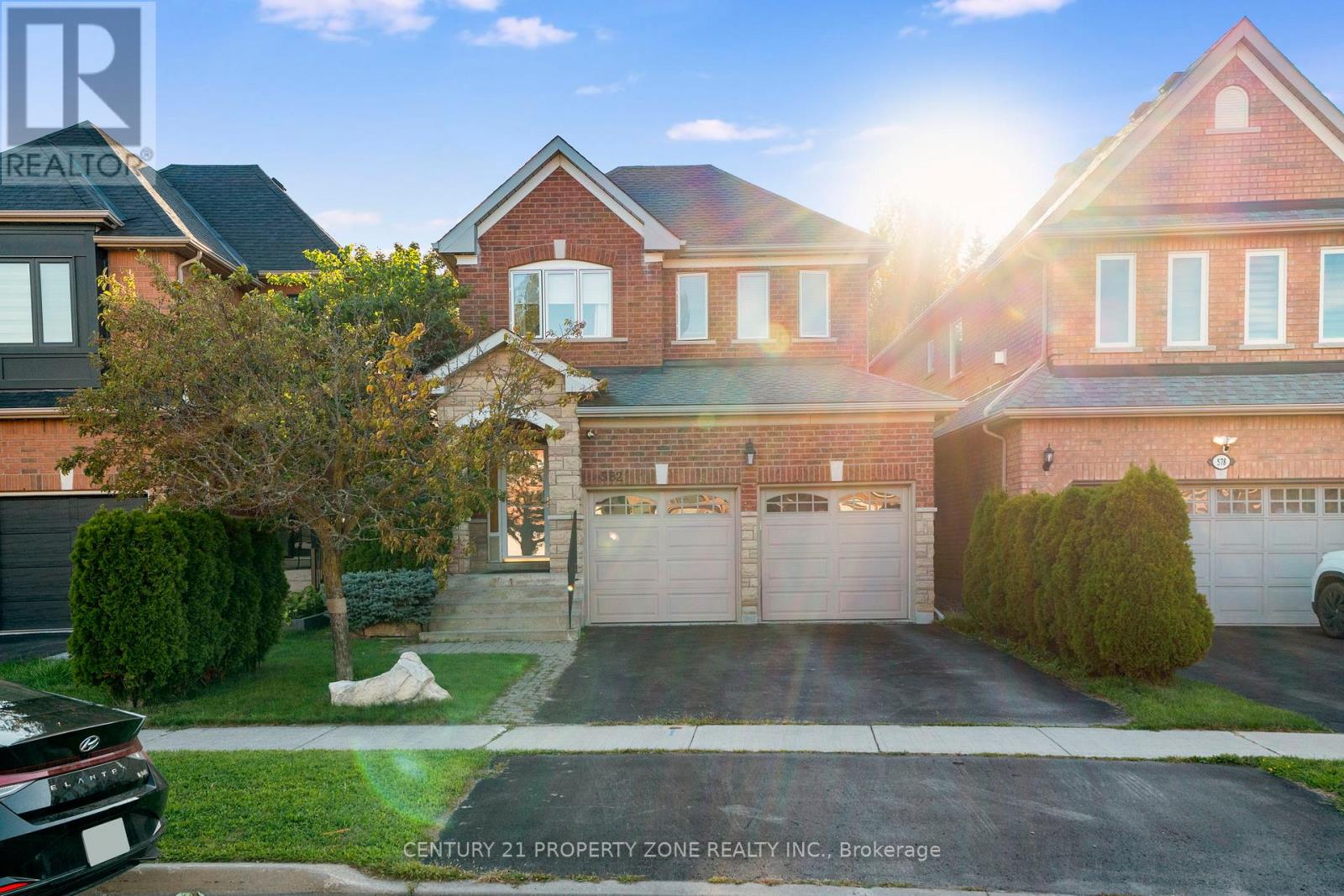 582 Plantation Gate, Newmarket, ON L3X 2C2