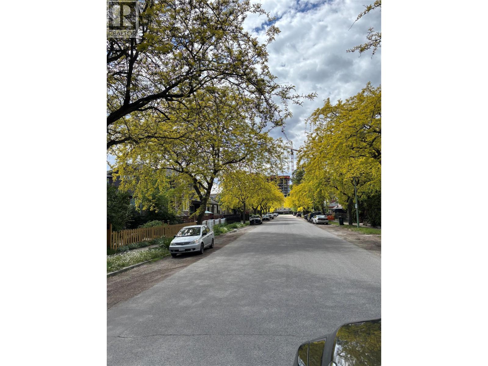 1333 Richter St, Kelowna, BC V1Y 2L5