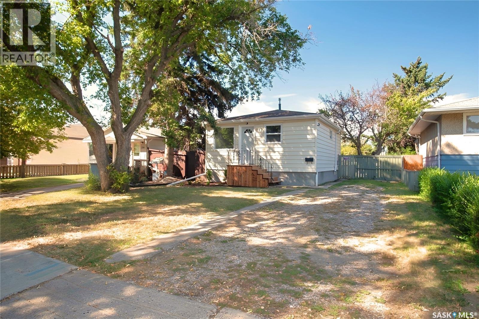 212 Angus St, Regina, SK S4R 3K4