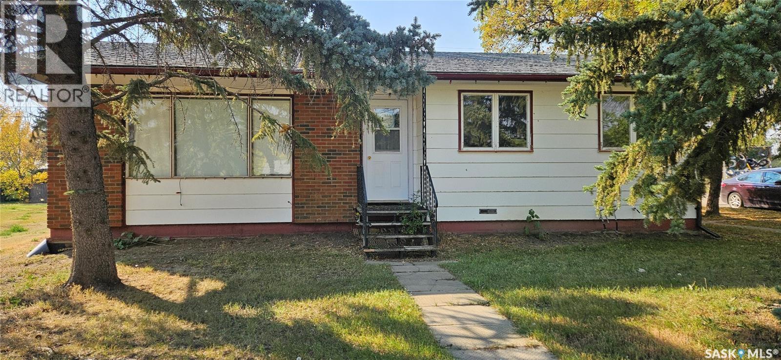 1101 Division St, Vanguard, SK S0N 2V0