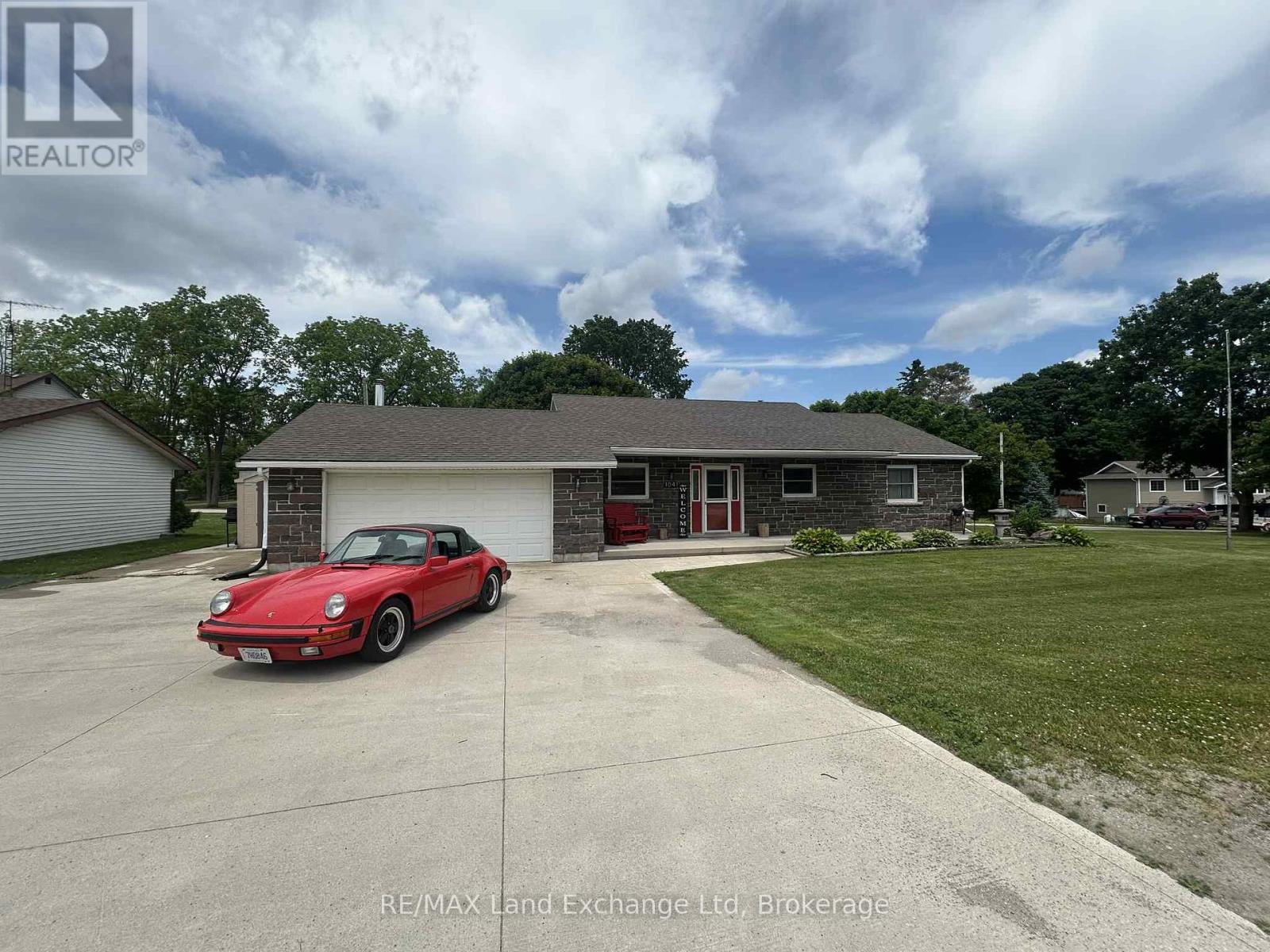 1041 Main St, Howick, ON N0G 2X0