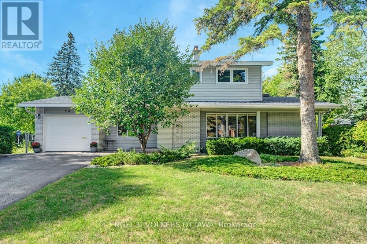 29 Qualicum St, Ottawa, ON K2H 7H1