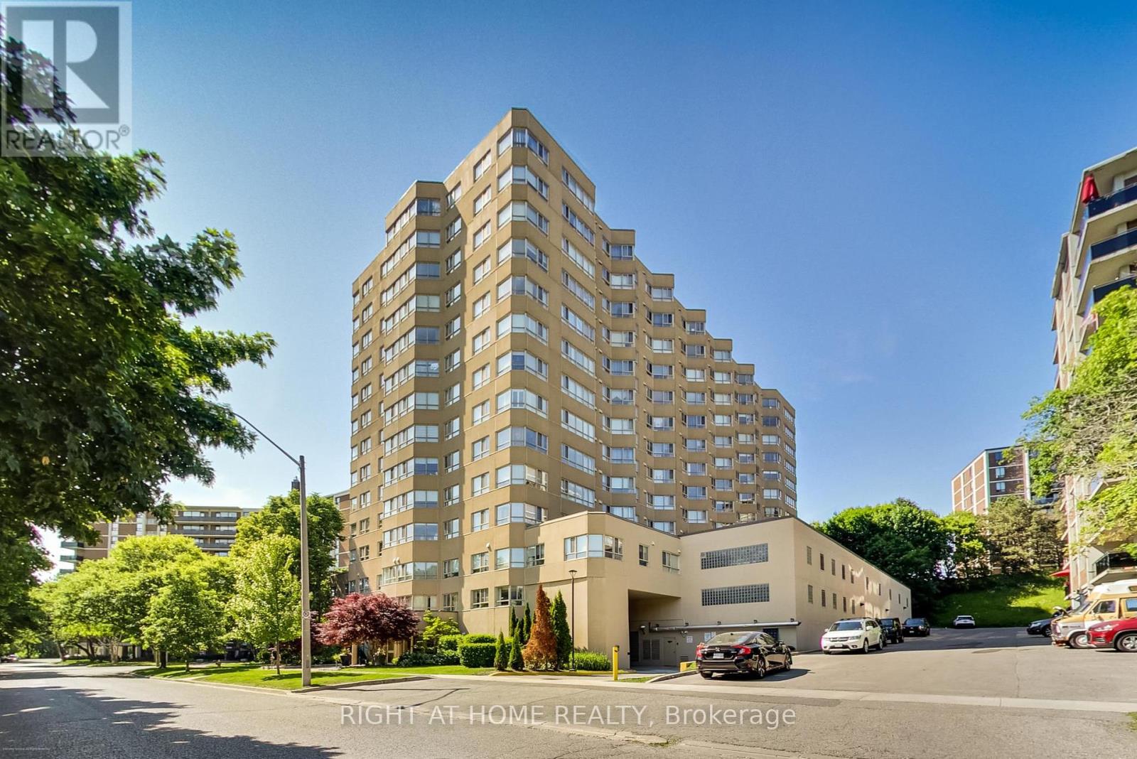1109 4 Park Vis, Toronto, ON M4B 3M8