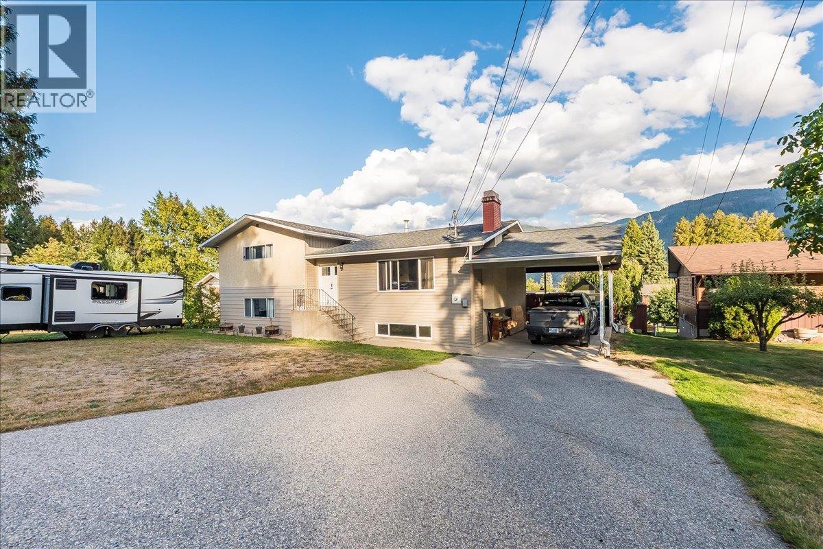 2621 10 Avenue, Castlegar, BC V1N 3A4
