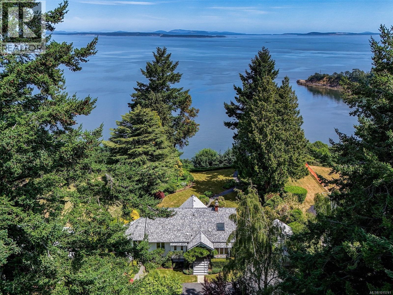 4590 Torquay Dr, Saanich, BC V8N 3L7