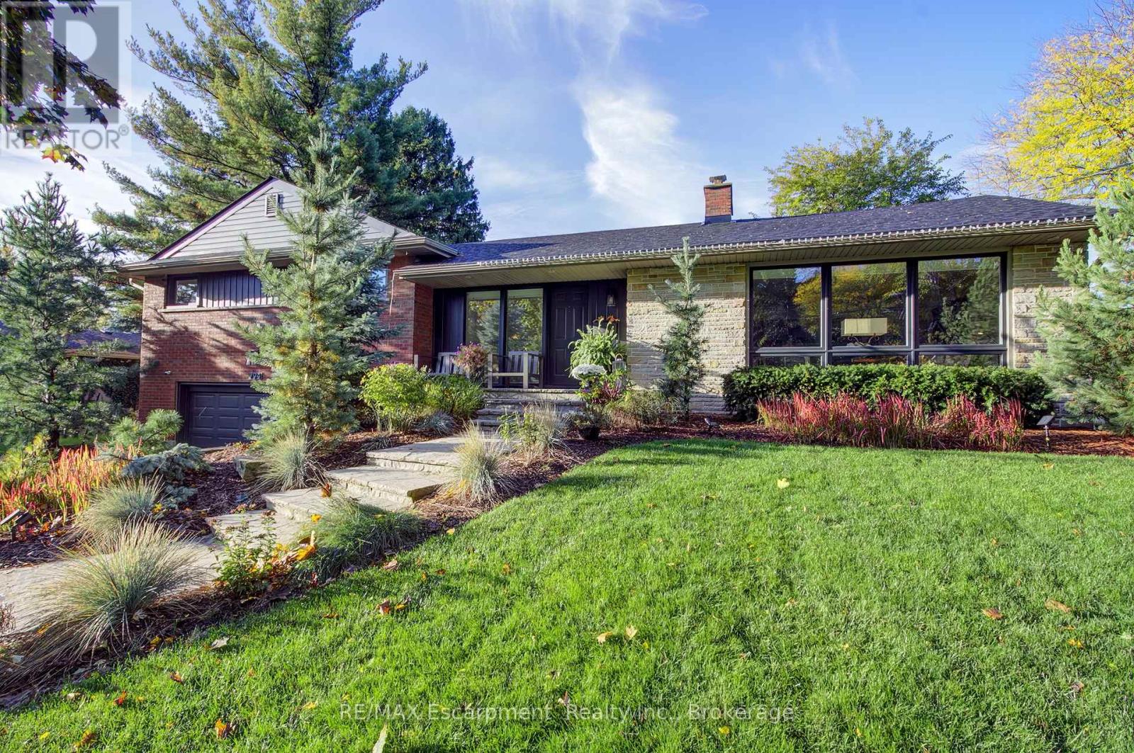 794 Falcon Blvd, Burlington, ON L7T 3B3