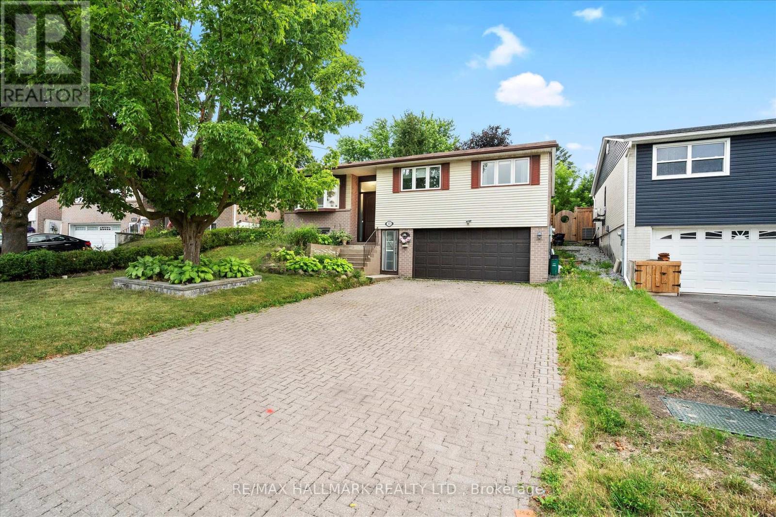 372 Dixon Blvd, Newmarket, ON L3Y 5C4