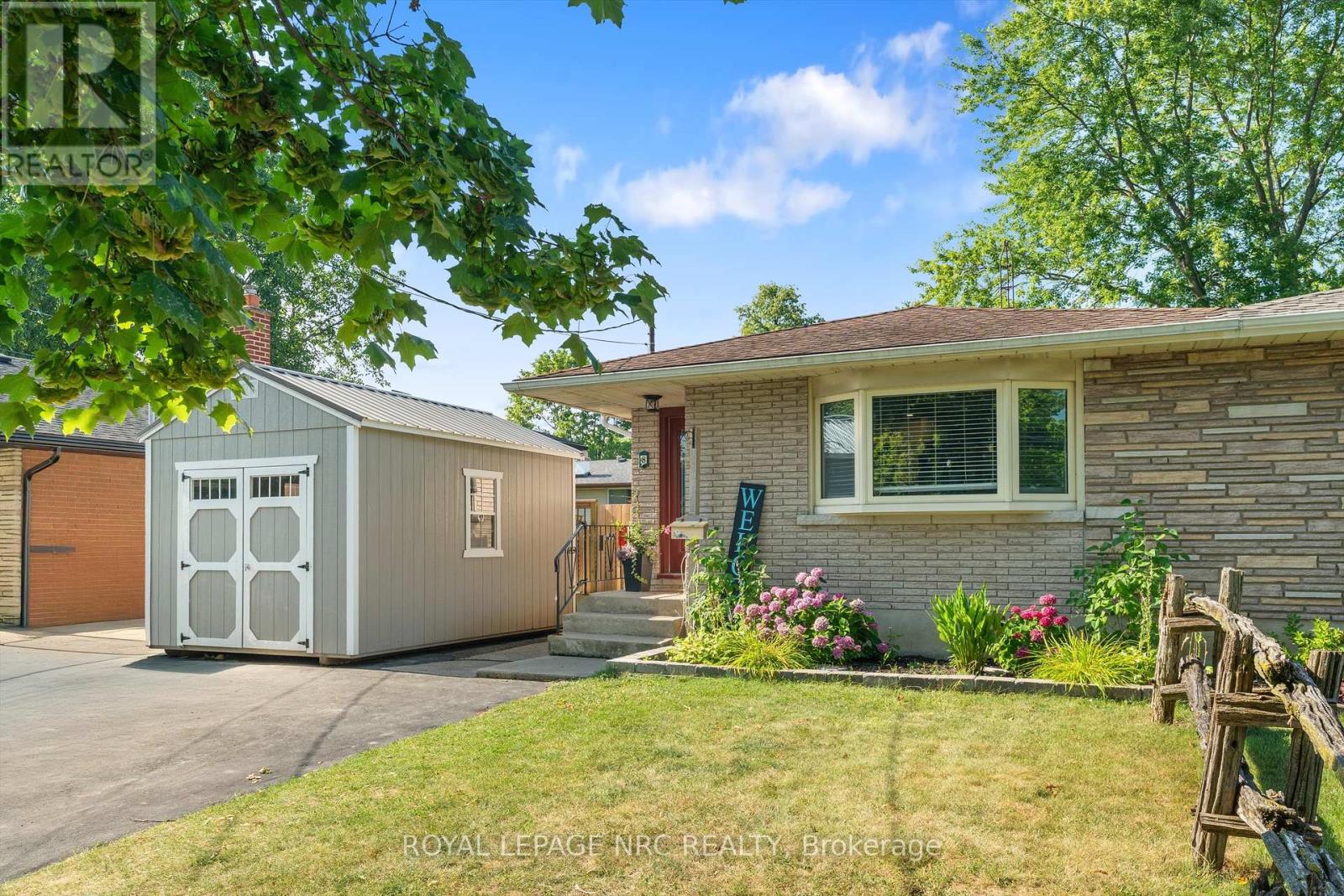 8 Lakehurst Dr, St. Catharines, ON L2N 4C2