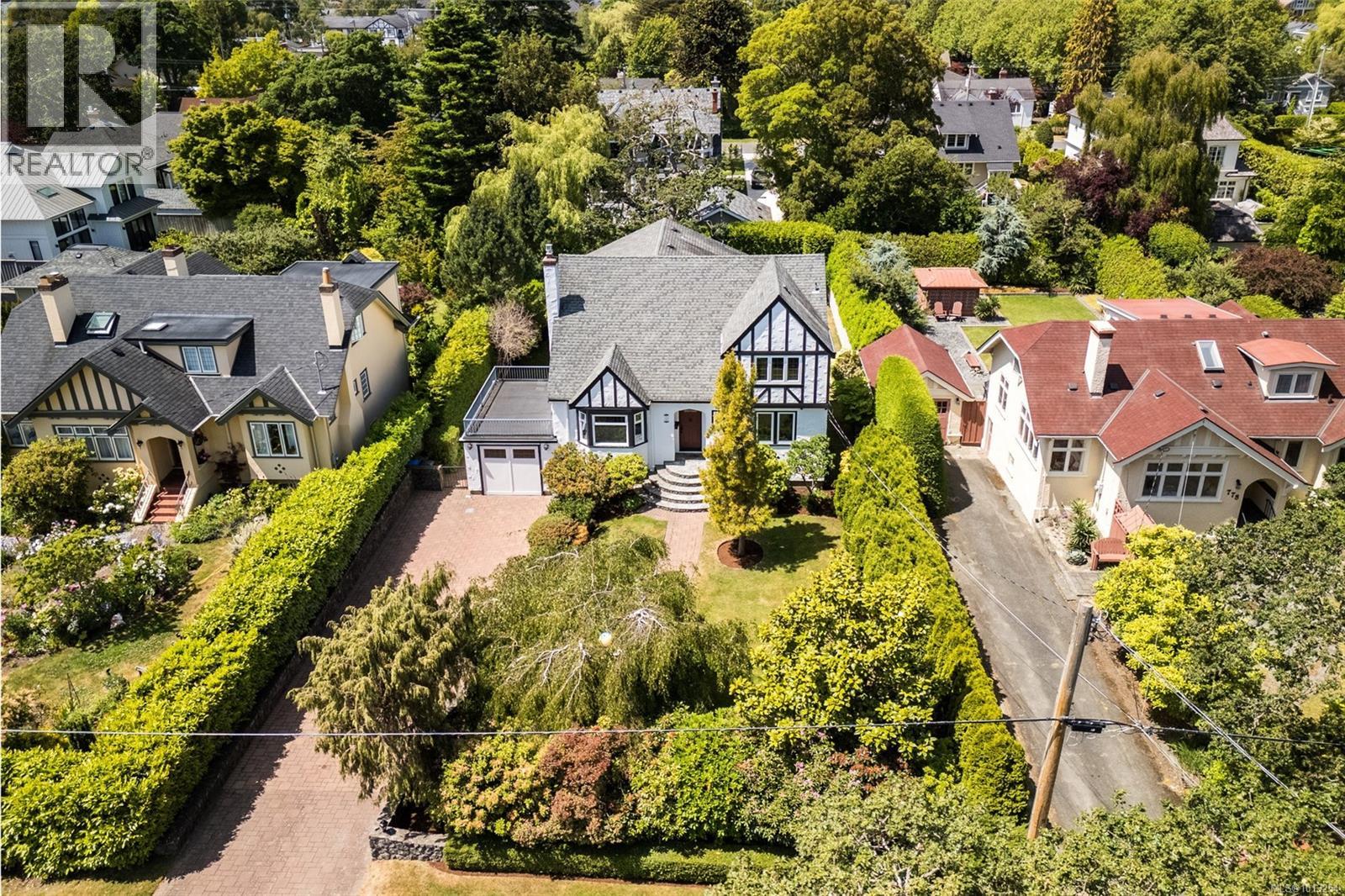 750 Island Rd, Oak Bay, BC V8S 2T9