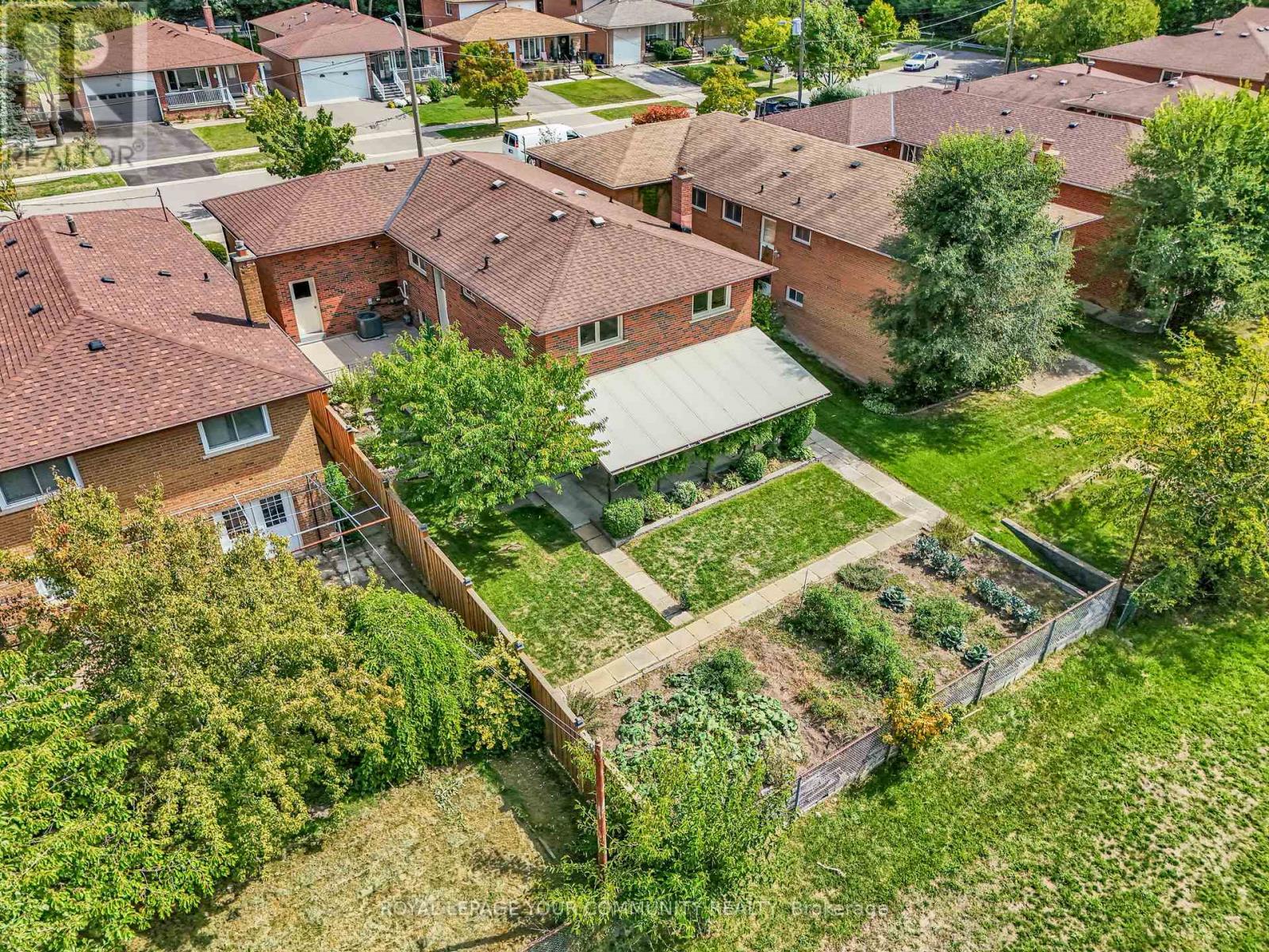 6 Hentob Ct, Toronto, ON M9V 2X1