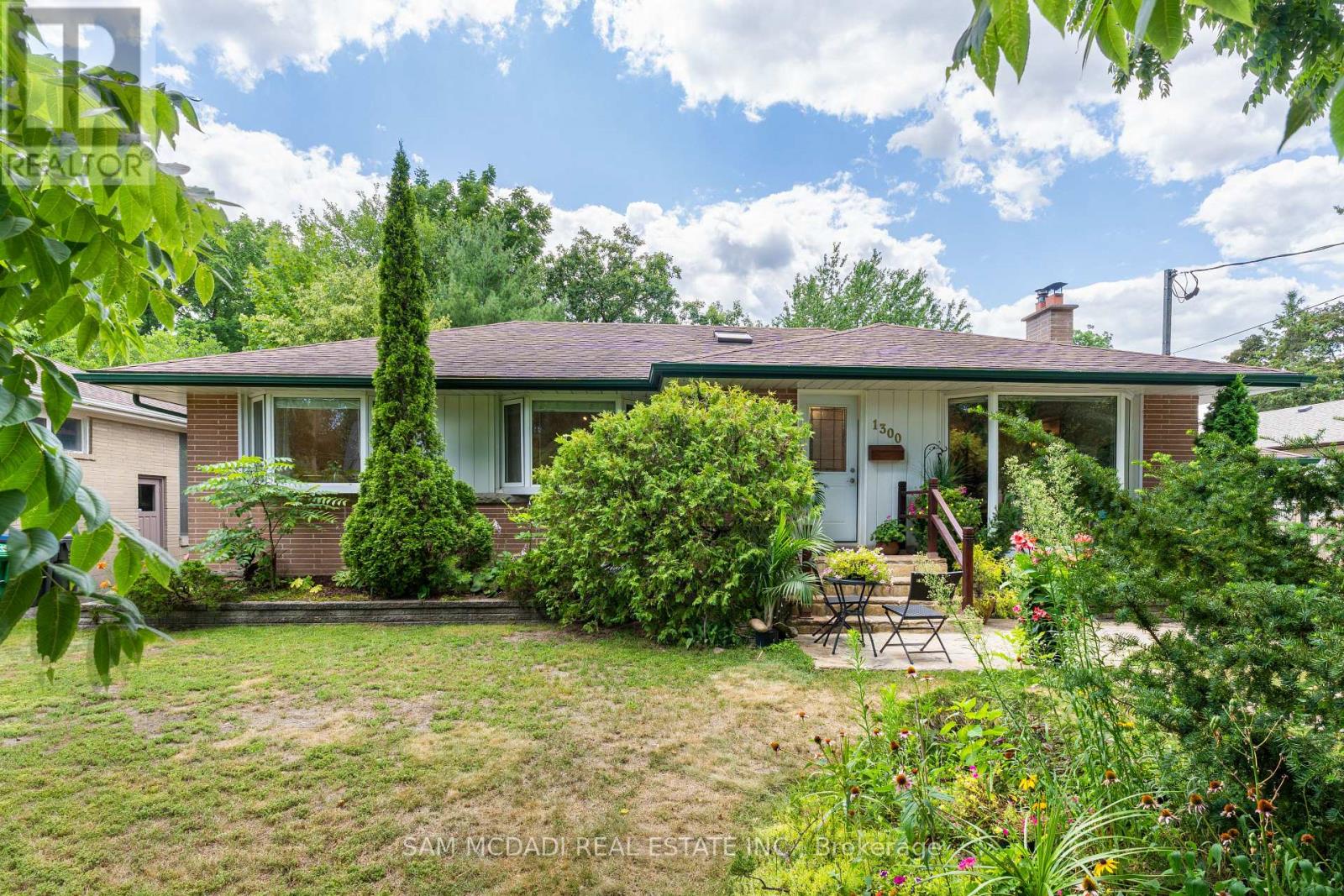 1300 Twin Oaks Dell, Mississauga, ON L5H 3J8