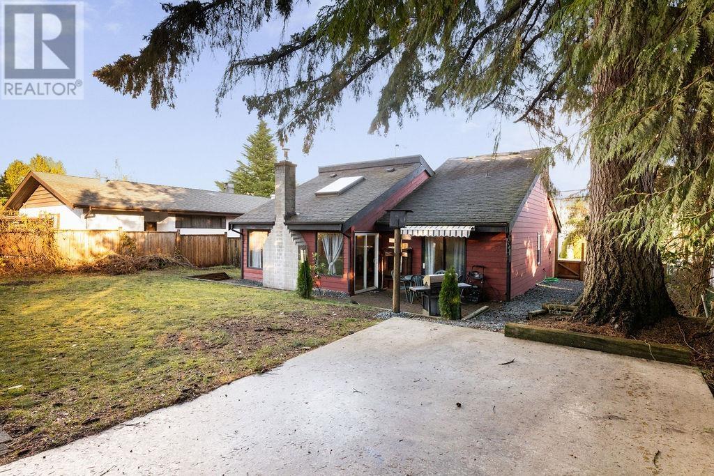5613 Trail Ave, Sechelt, BC V7Z 0H8