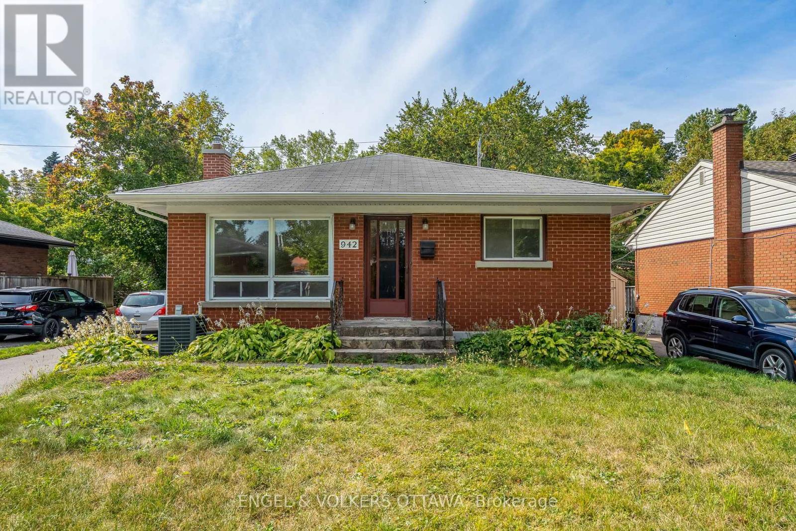 942 Arkell St, Ottawa, ON K2B 5R3