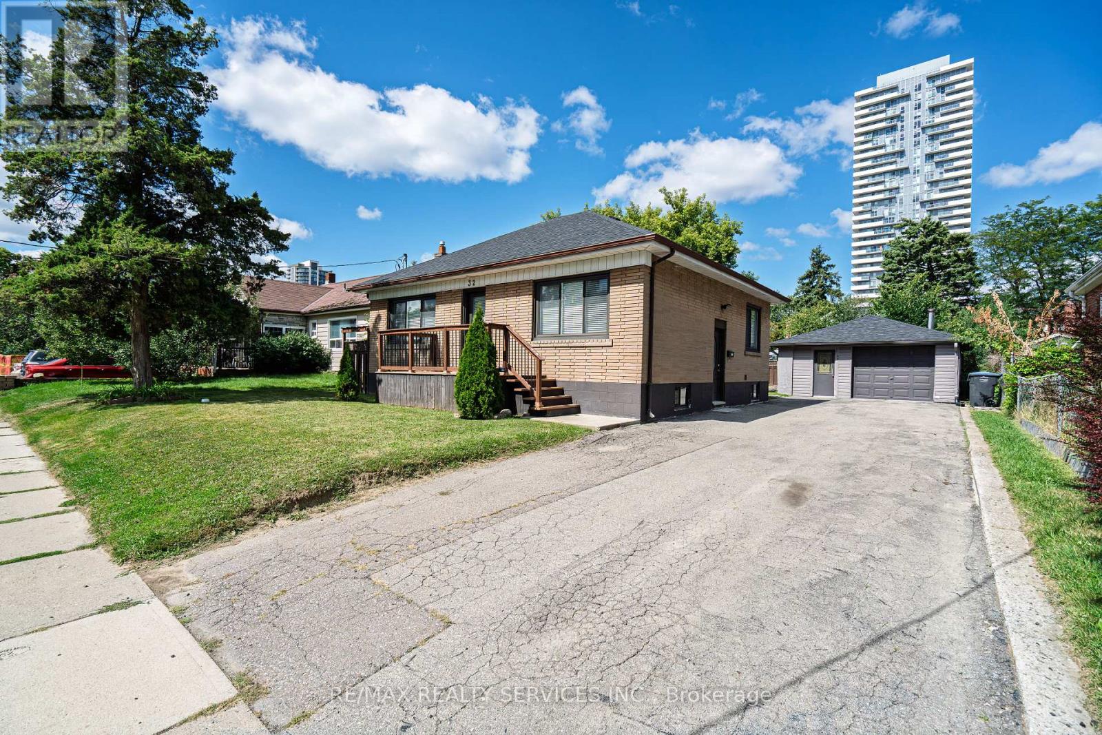 32 Eastern Ave, Brampton Queen Street Corridor, ON L6W 1X6