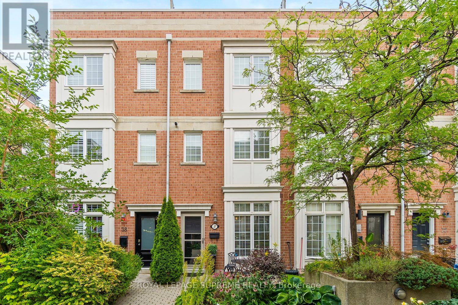 37 6 Wellesley Pl, Toronto, ON M4Y 2H7
