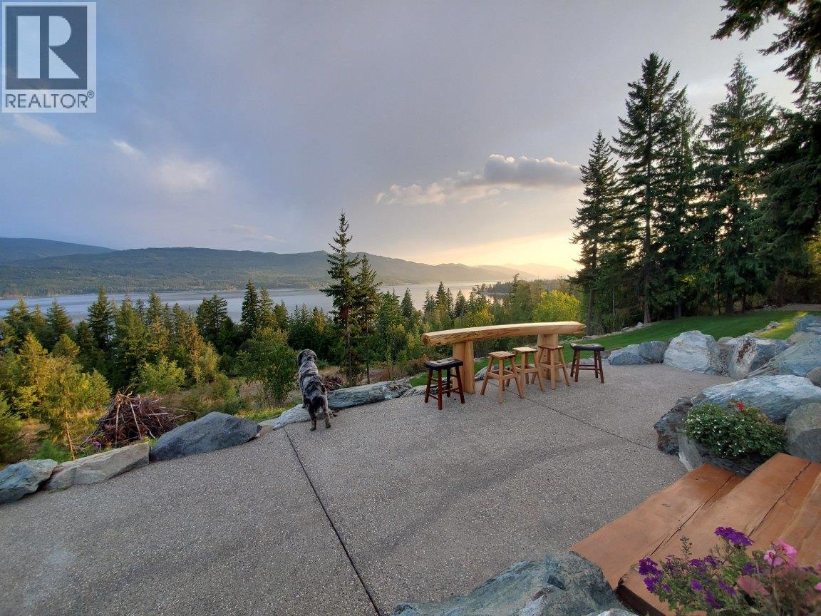 7500 Lonneke Trl, Anglemont, BC V0E 1M8