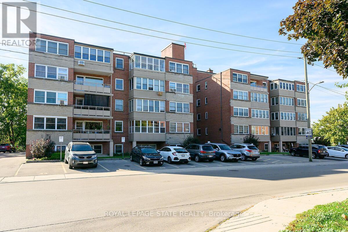 107 9 Grant Blvd, Hamilton, ON L9H 4L5