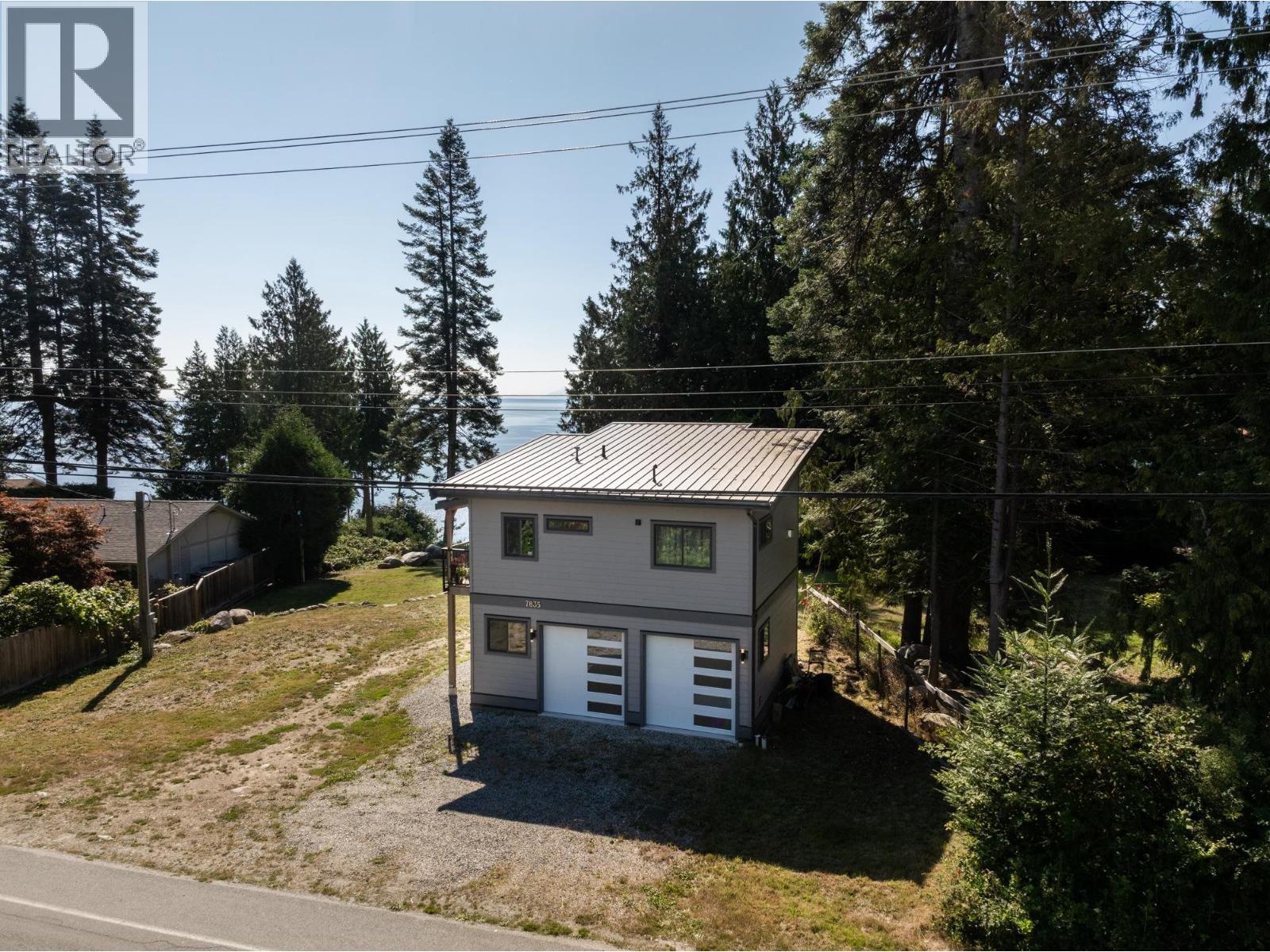 7835 Redrooffs Rd, Halfmoon Bay, BC V7Z 1A4