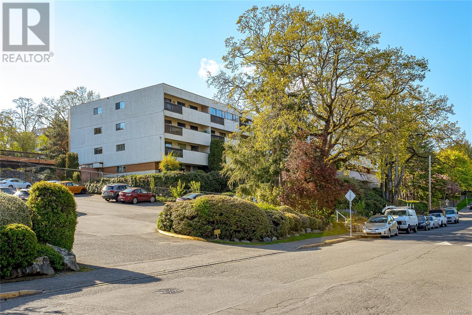 3277 Glasgow Ave Unit 205 Ave, Saanich, BC V8X 1M3