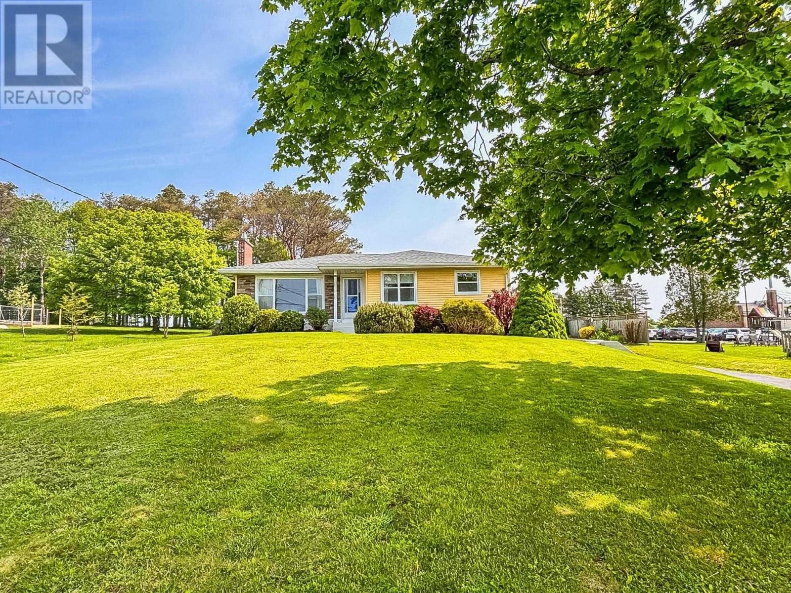 266 Green St, Lunenburg, NS B0J 2C0