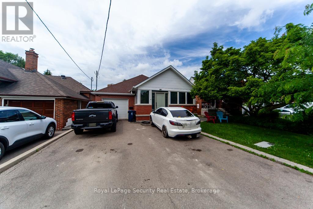 44 Woodgate Dr, Toronto, ON M6N 4W3