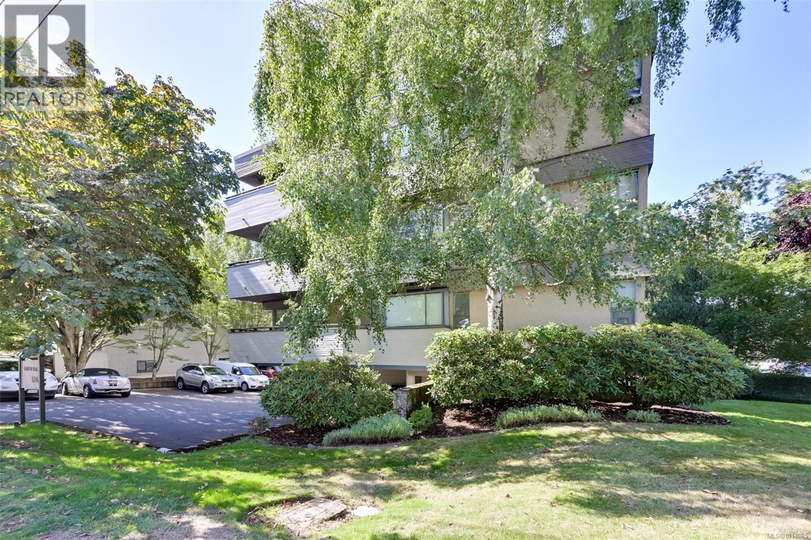 3274 Glasgow Ave Unit 101 Ave, Saanich, BC V8X 1M2