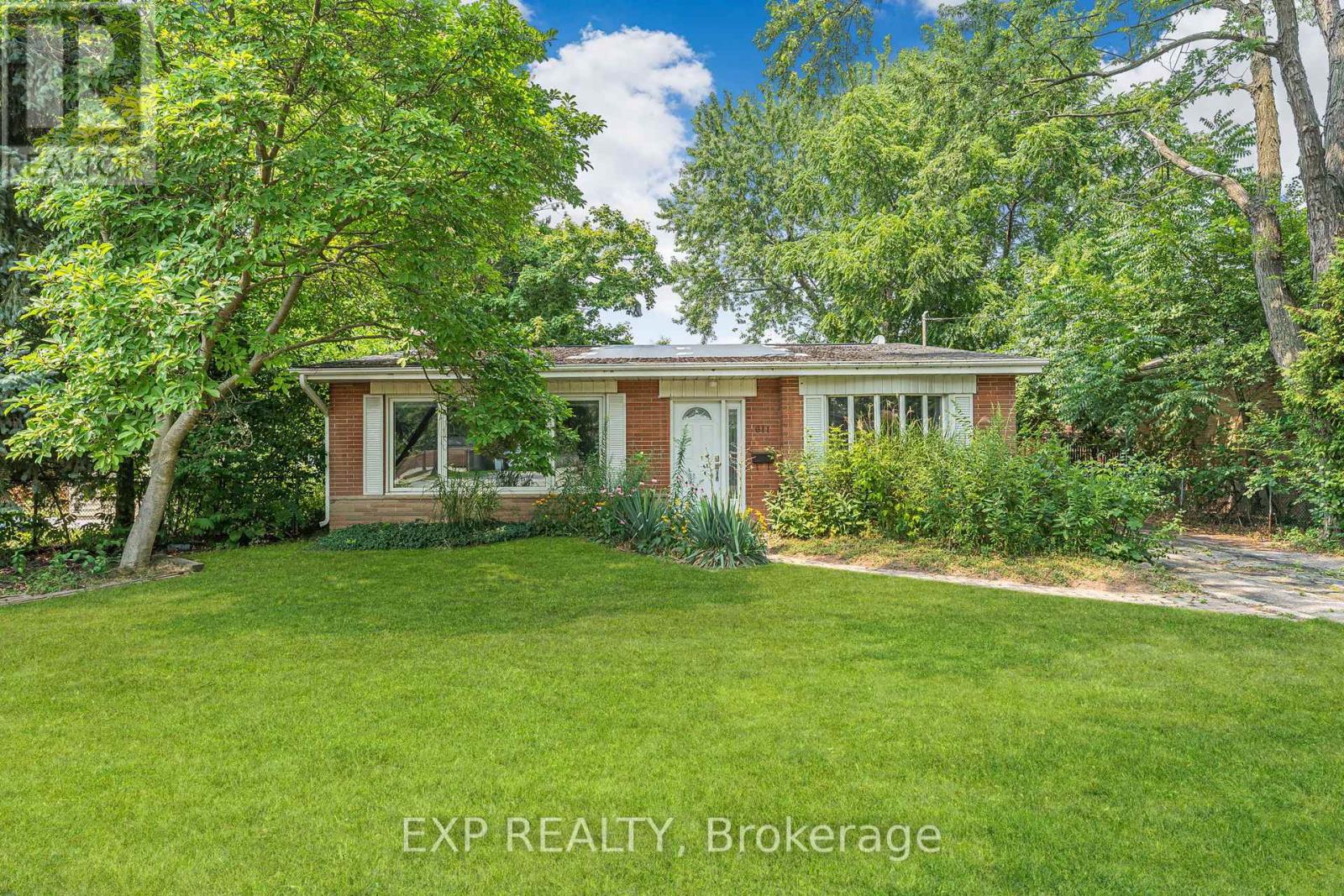 611 Pinegrove Rd, Oakville, ON L6K 2C5