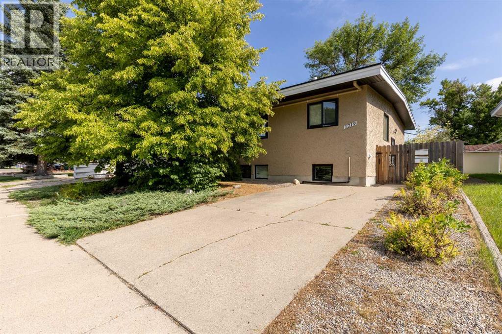 1217 1219 Glacier Dr S, Lethbridge, AB T1K 3G5