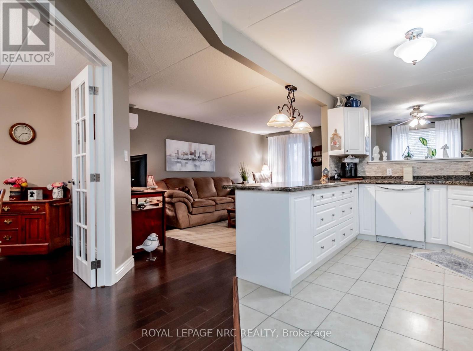 230 4658 Drummond Rd, Niagara Falls, ON L2E 7E1