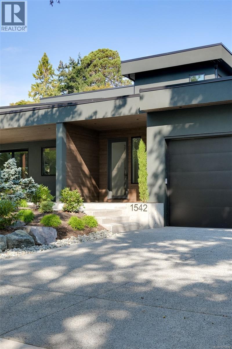 1542 Despard Ave, Victoria, BC V8S 1T3