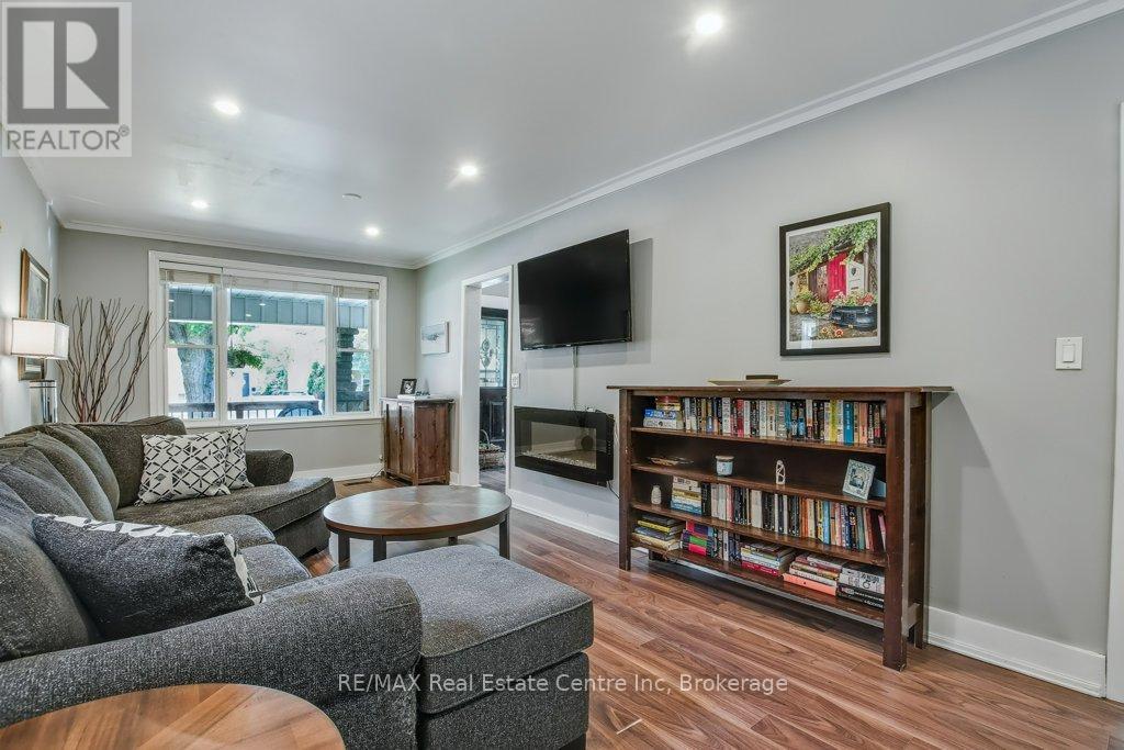 207 Waterloo Ave, Guelph, ON N1H 3J4