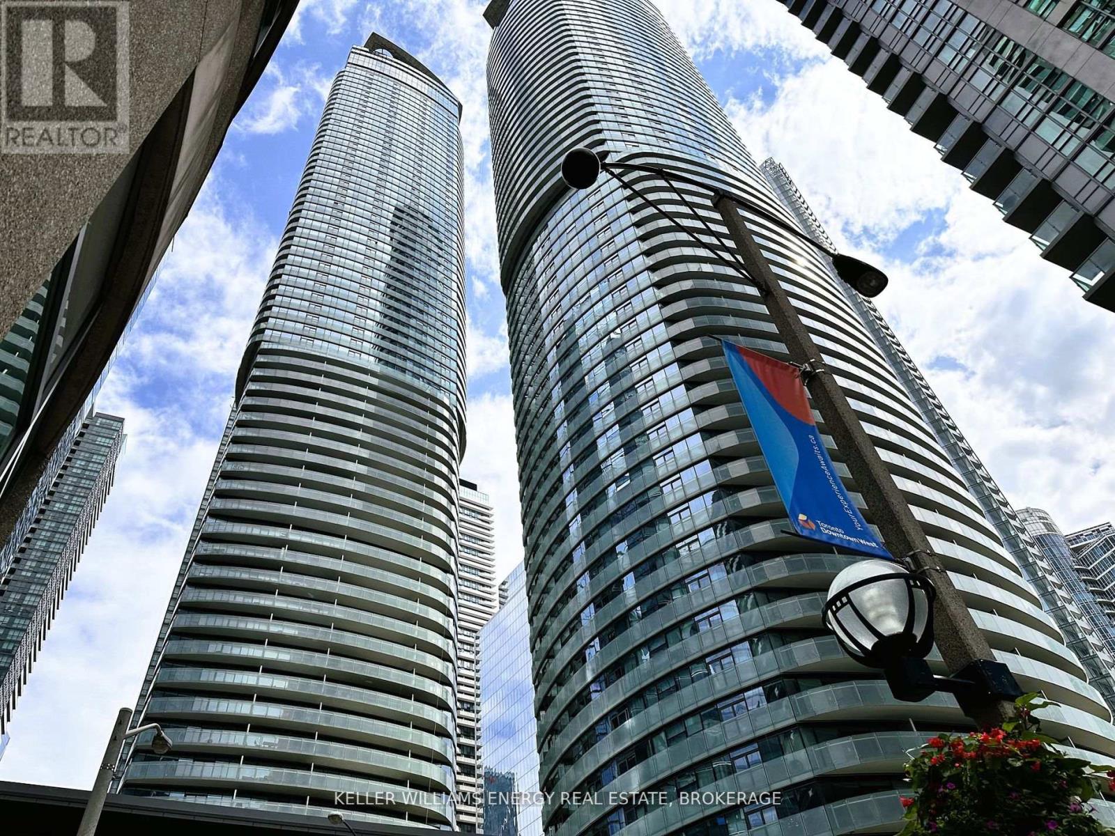1409 12 York St, Toronto, ON M5J 0A9