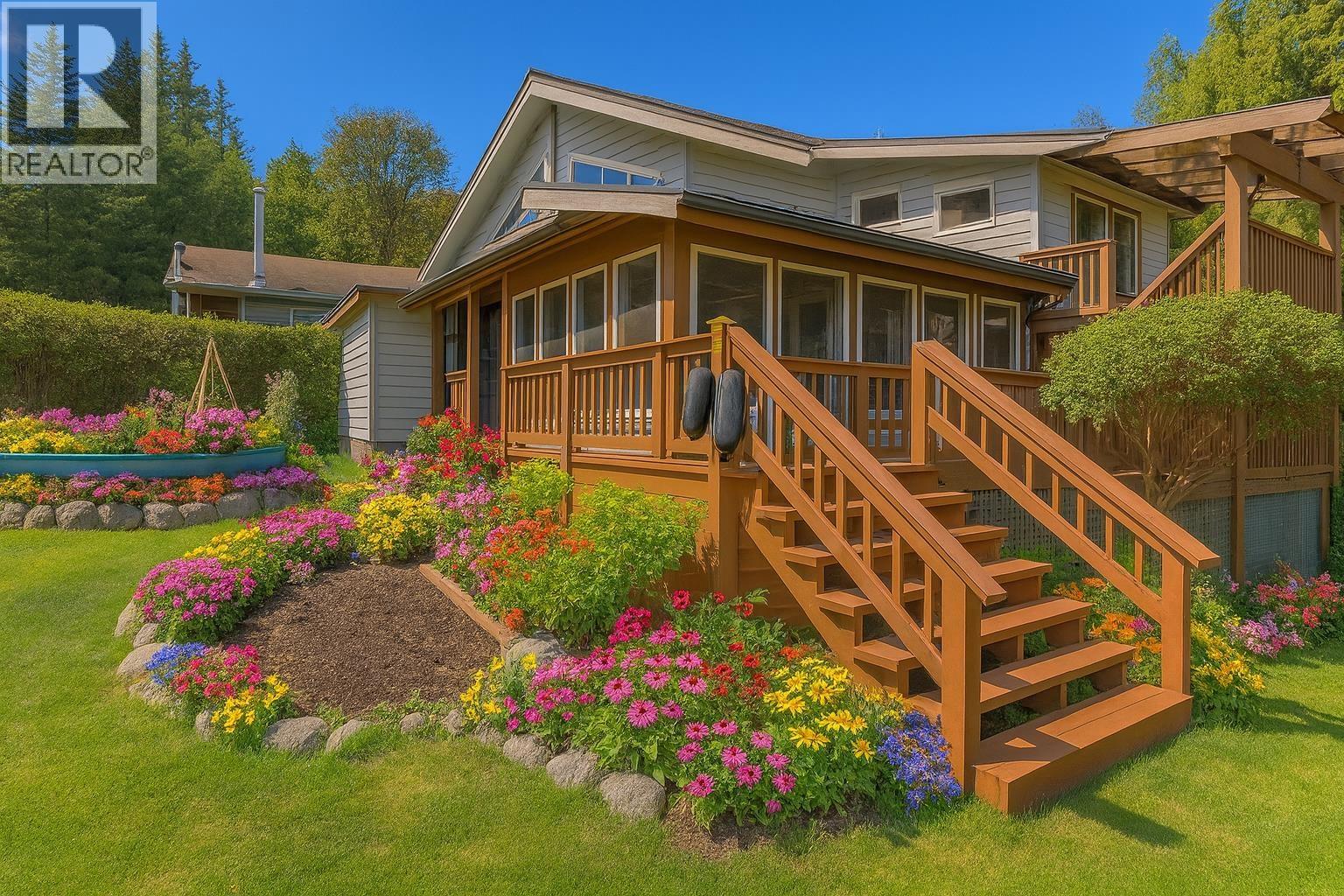 26 Brighton Bch, North Vancouver, BC V3G 2S4