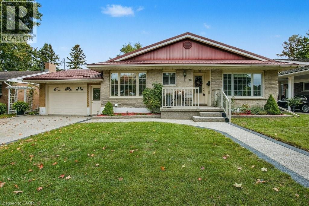 28 Meadow Cres, Kitchener, ON N2M 4E7