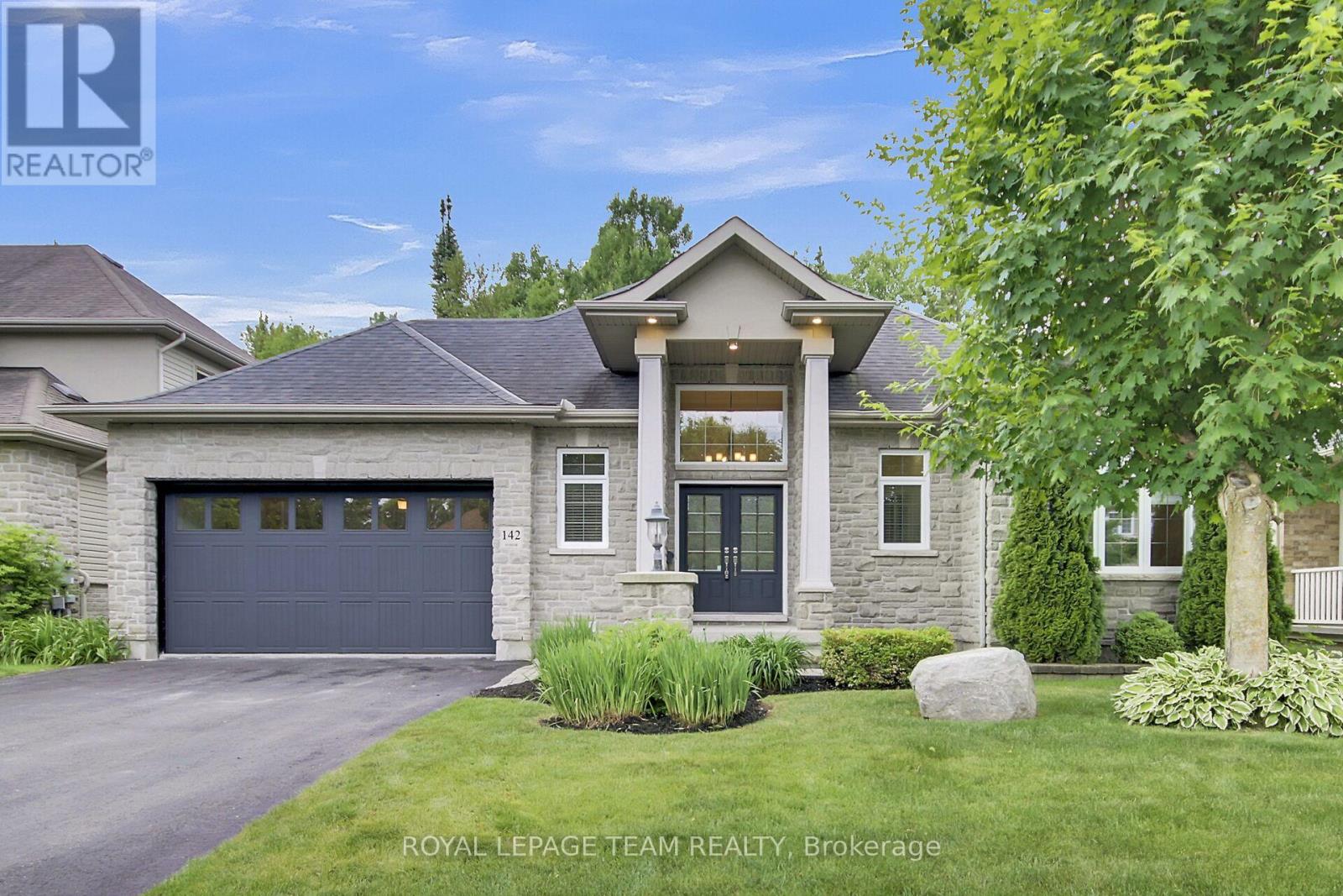 142 W Ridge Dr, Ottawa, ON K2S 2H3