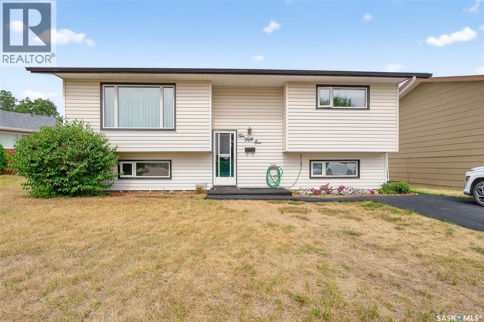 1051 Corman Cres, Moose Jaw, SK S6H 6V5