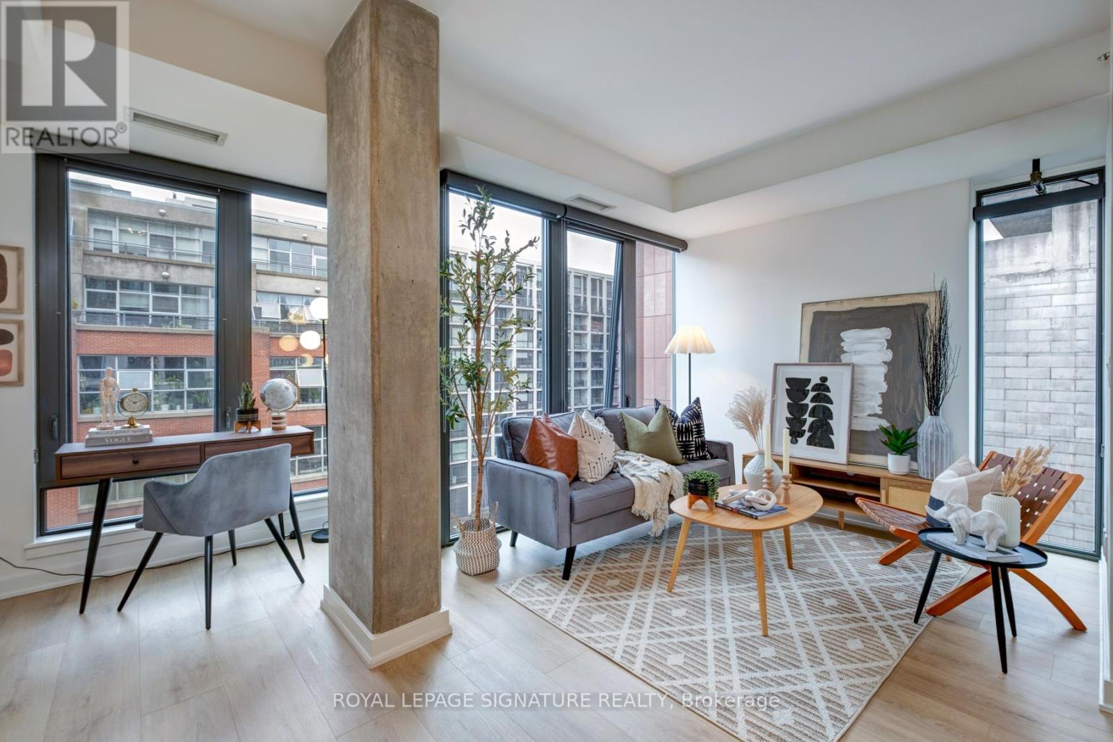 704 32 Camden St, Toronto, ON M5V 1V1