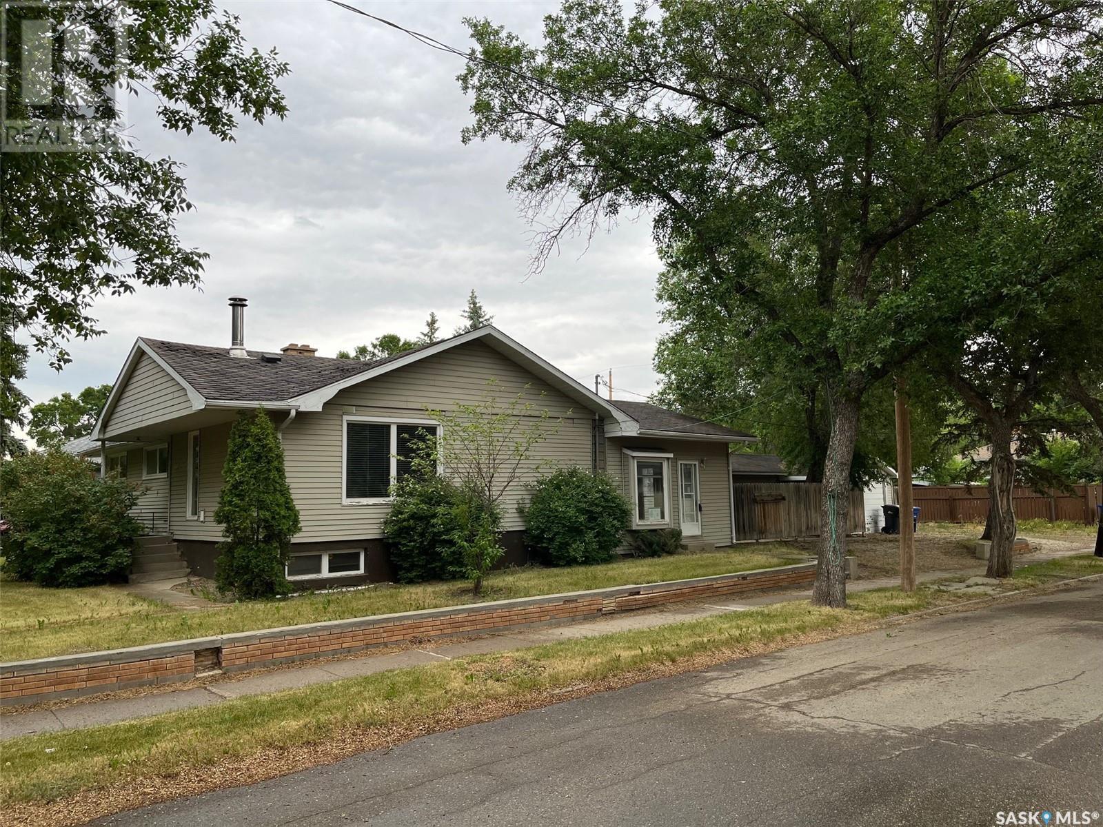 504 10 Street, Weyburn, SK S4H 1H6