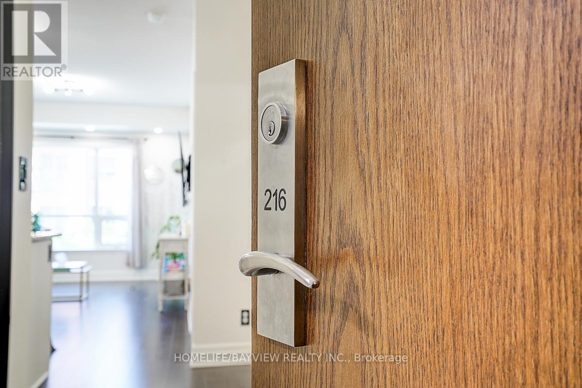 216 111 Civic Square Gate, Aurora, ON L4G 7E3