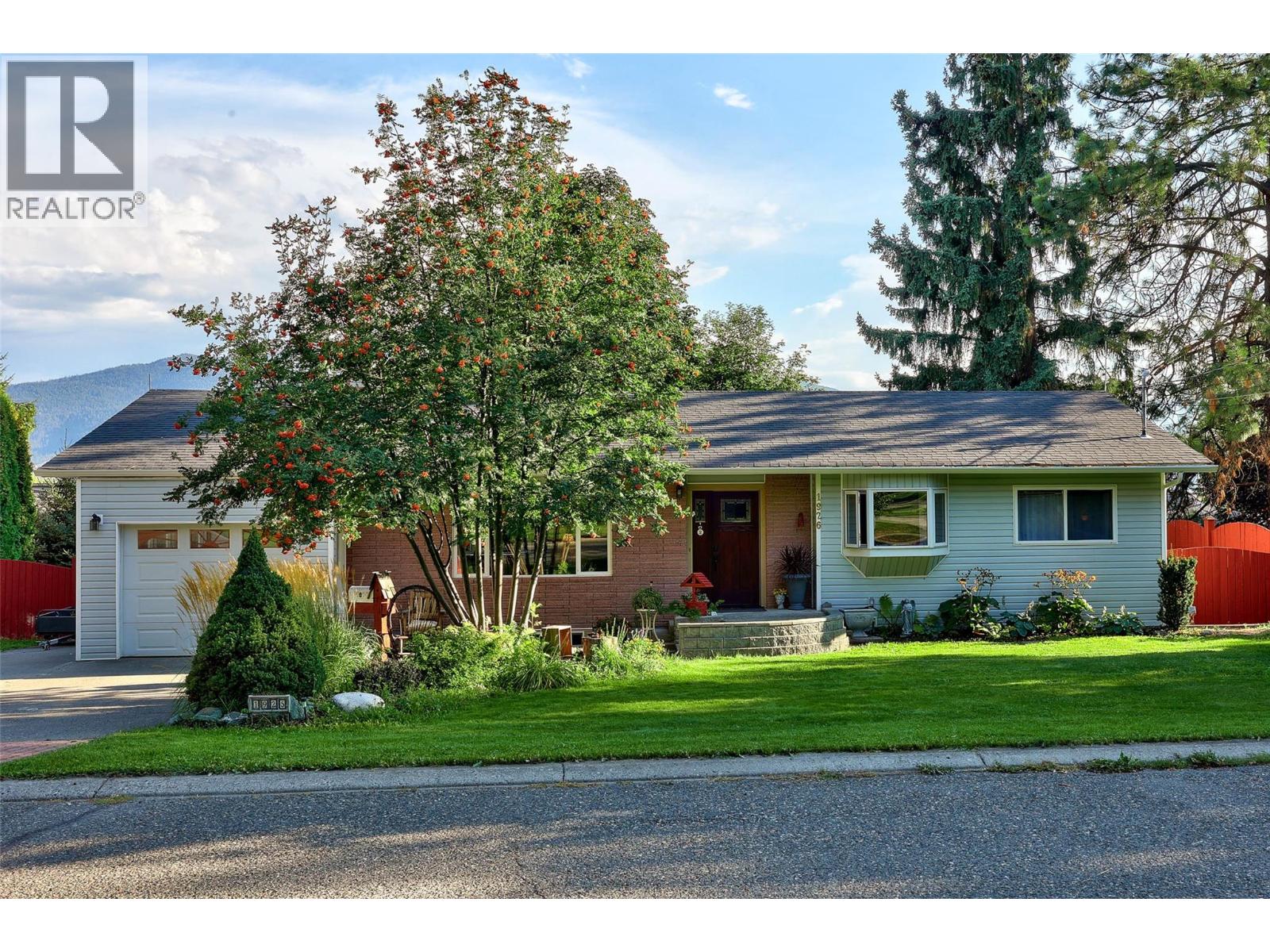 1926 Greaves Ave, Merritt, BC V1K 1J3