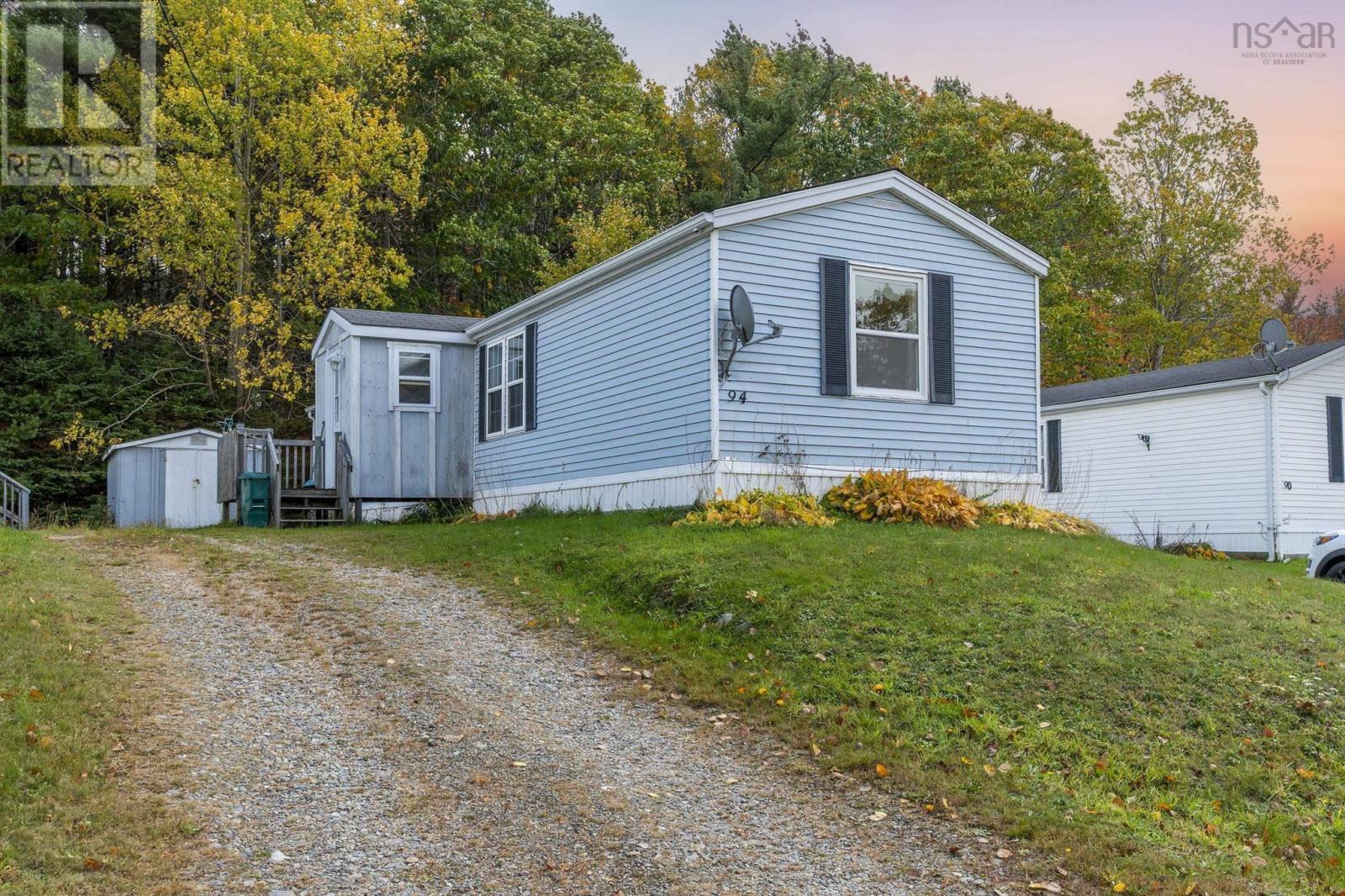 94 Commission St, Shelburne, NS B0T 1W0