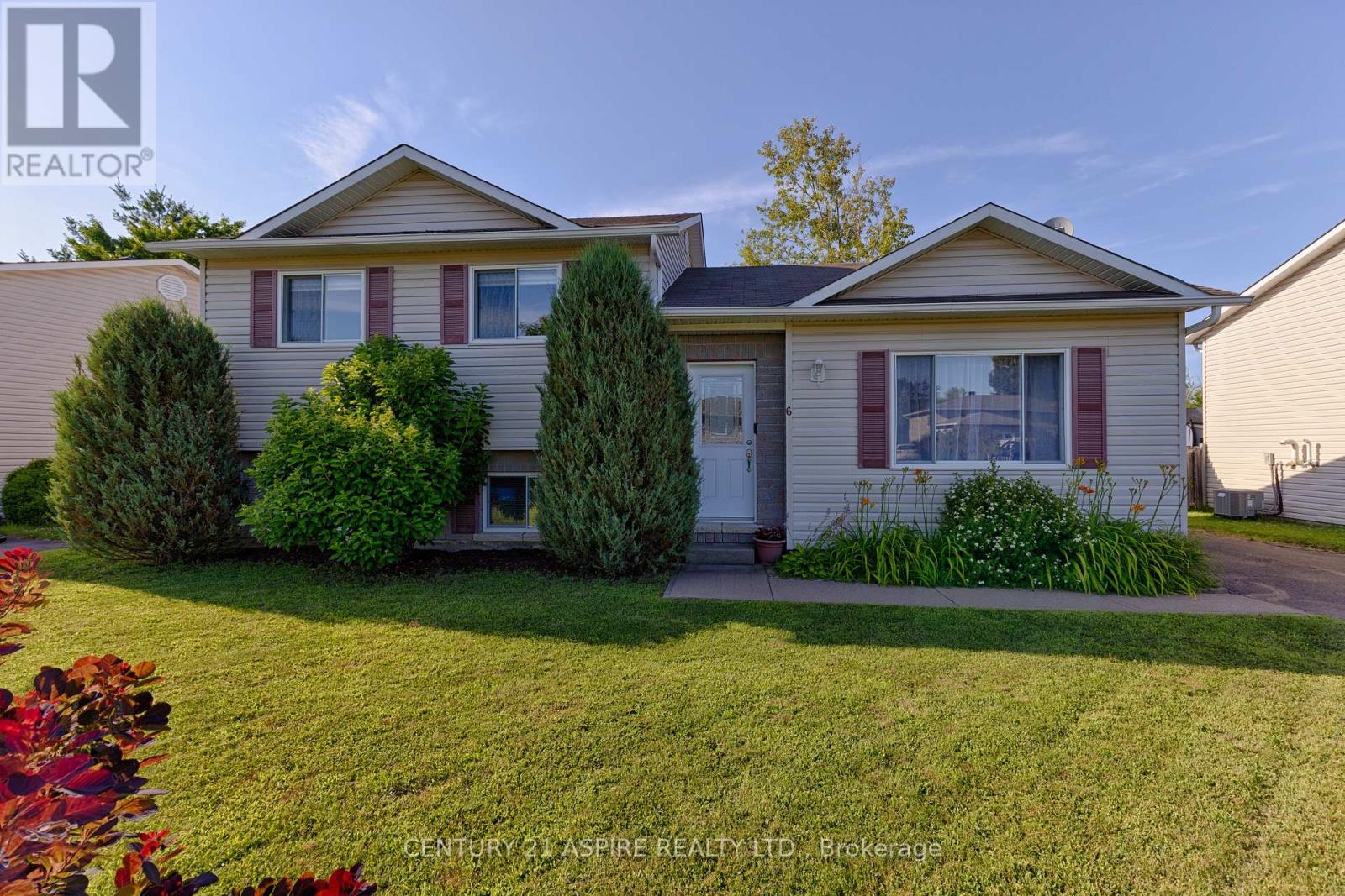 6 Gerald Ave, Petawawa, ON K8H 2Y3