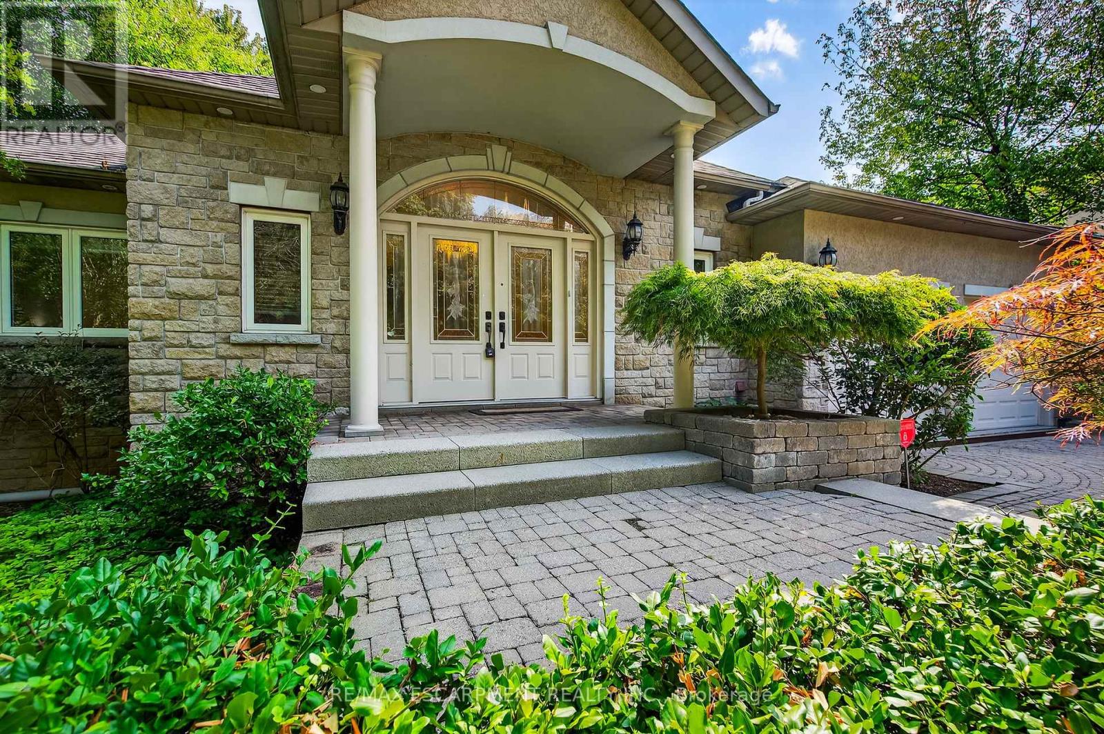 1262 Mississauga Rd, Mississauga, ON L5H 2J2