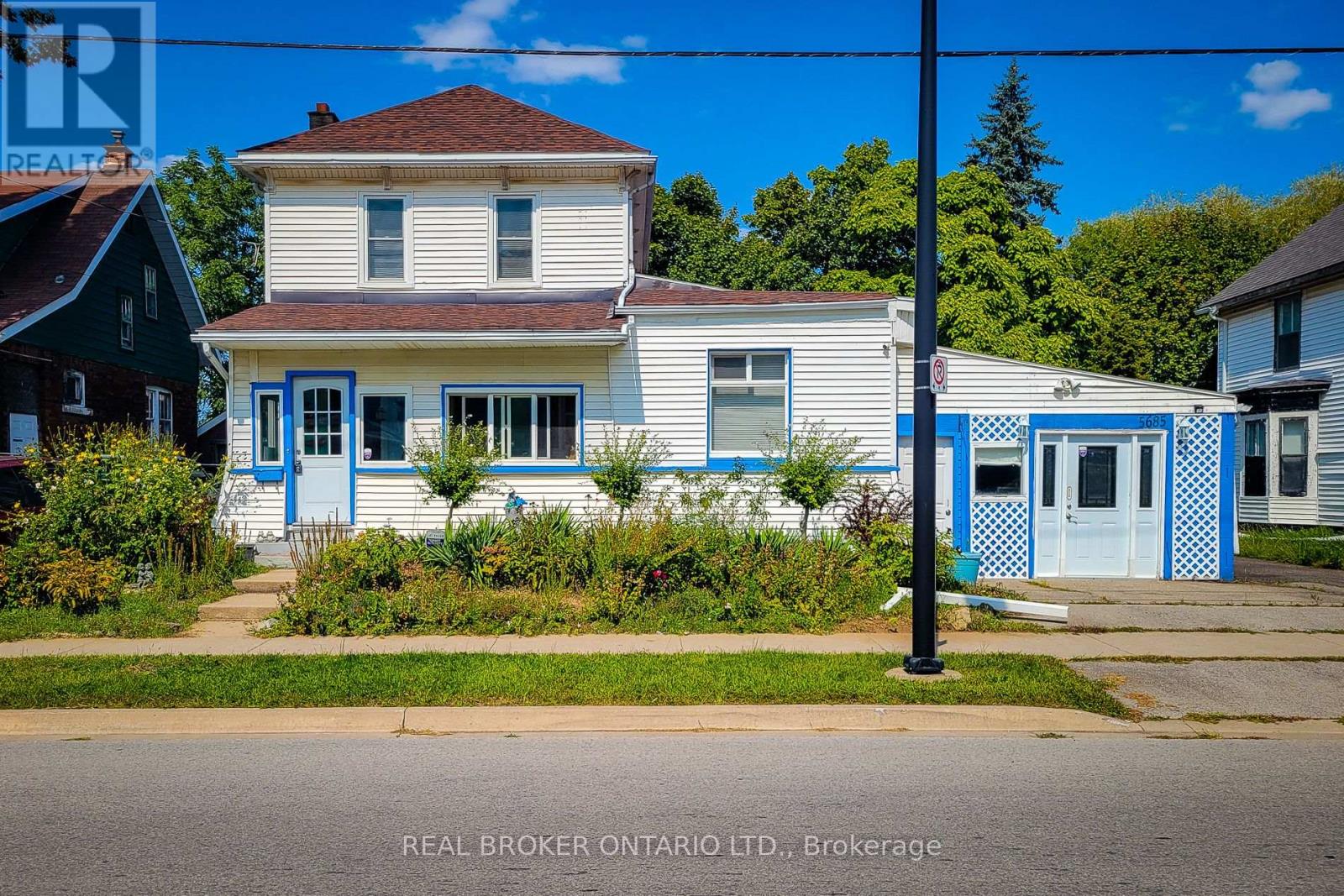 5685 Robinson St, Niagara Falls, ON L2G 2B1