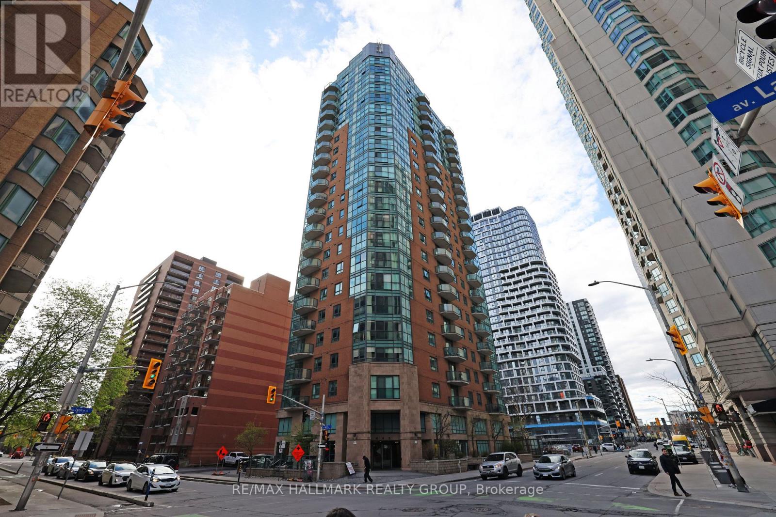 405 445 Laurier Ave W, Ottawa, ON K1R 0A2
