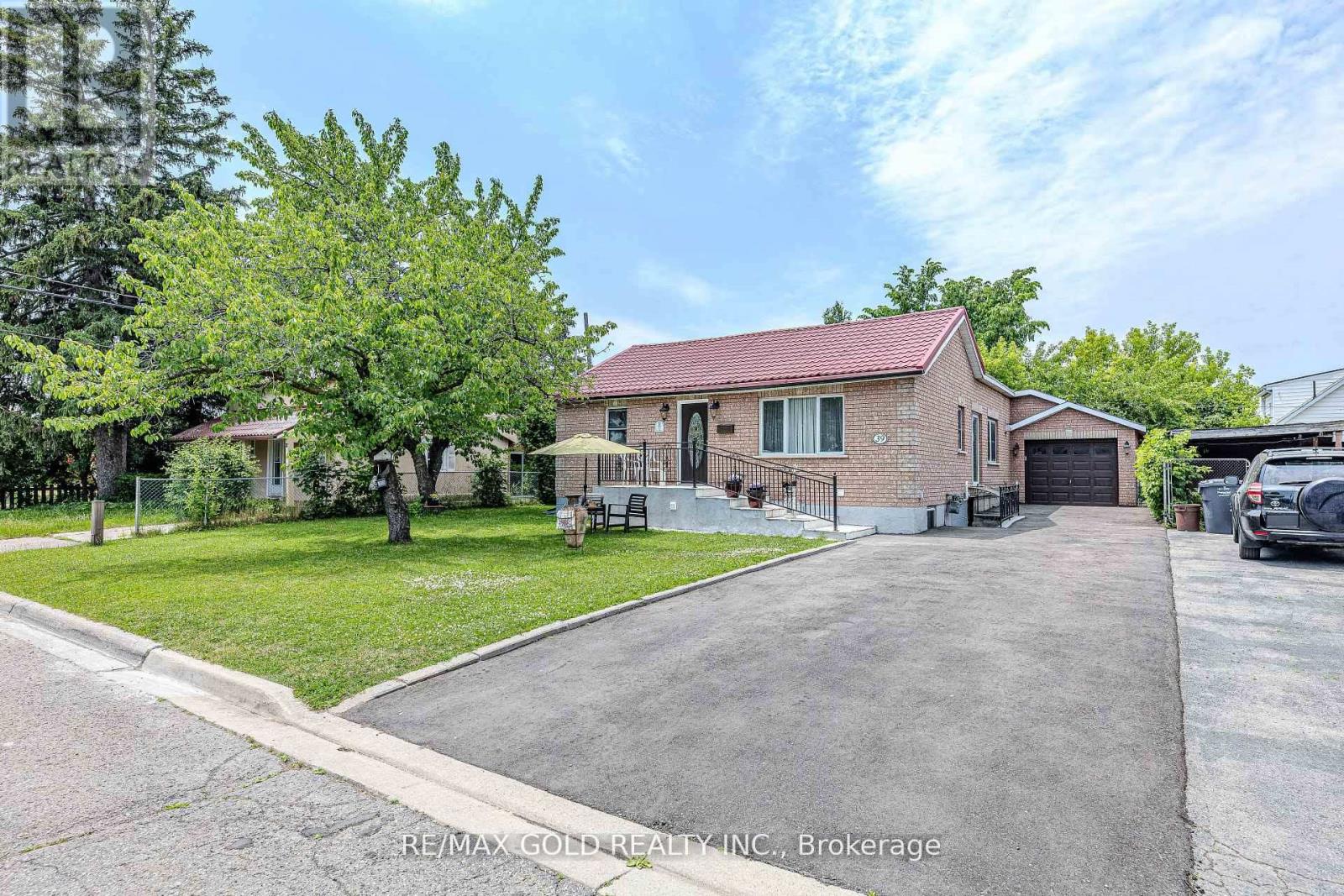 39 Harrow St, Mississauga, ON L4T 1J6