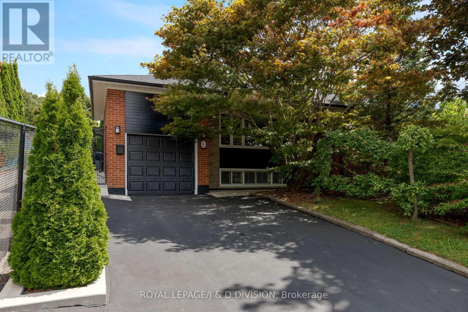 27 Paramount Ct, Toronto, ON M6M 2L5