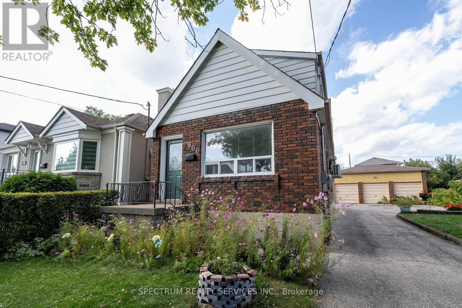 906 Glencairn Ave, Toronto, ON M6B 2A7